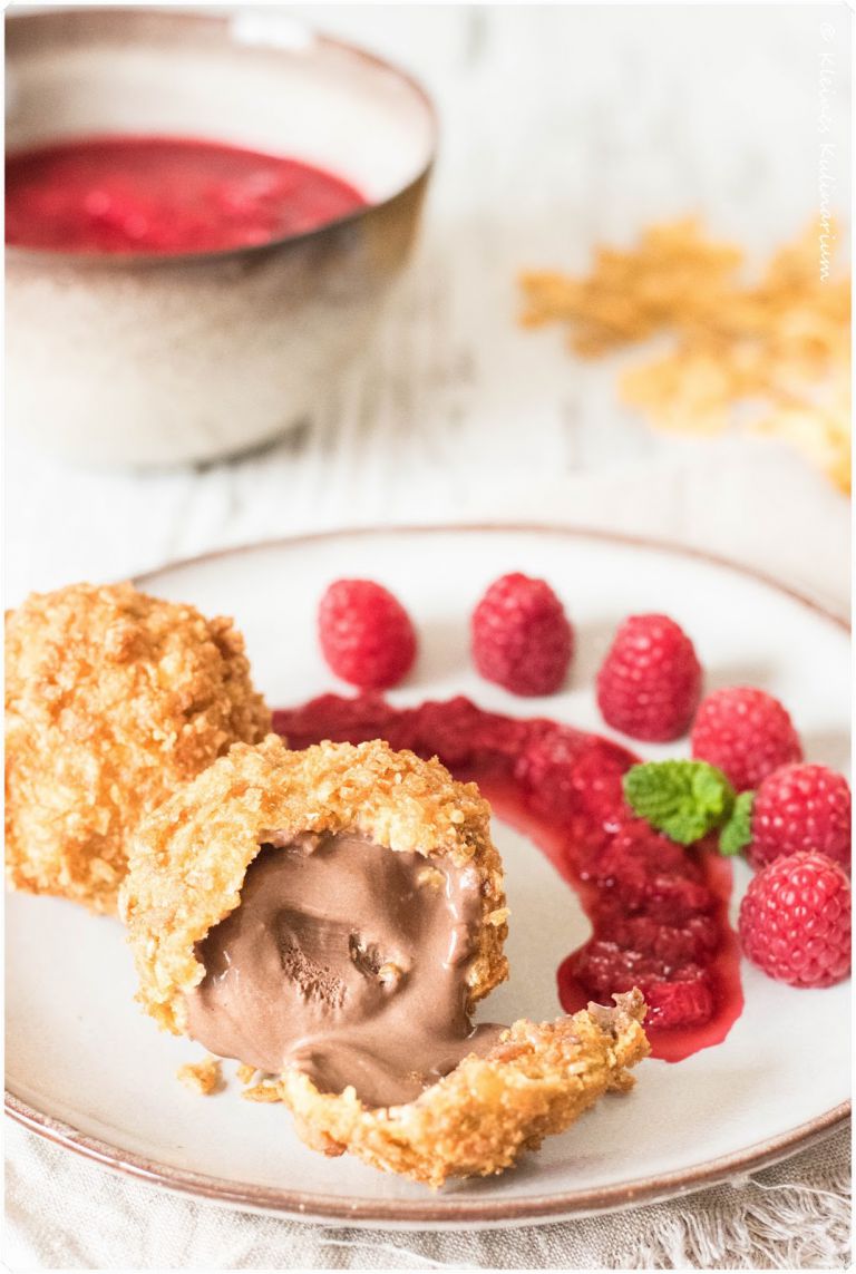 Gebackenes Eis im Cornflakesmantel mit Himbeeren - Kleines Kulinarium
