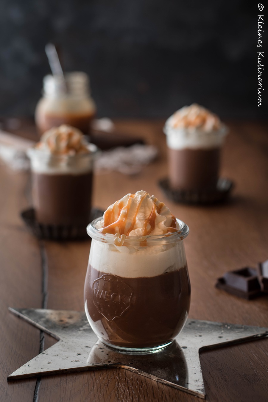 Cremiger Schokoladenpudding mit Sahnehaube - Kleines Kulinarium