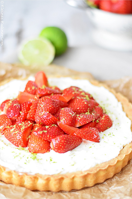 Erdbeertarte mit Limette und Knusperboden - Kleines Kulinarium
