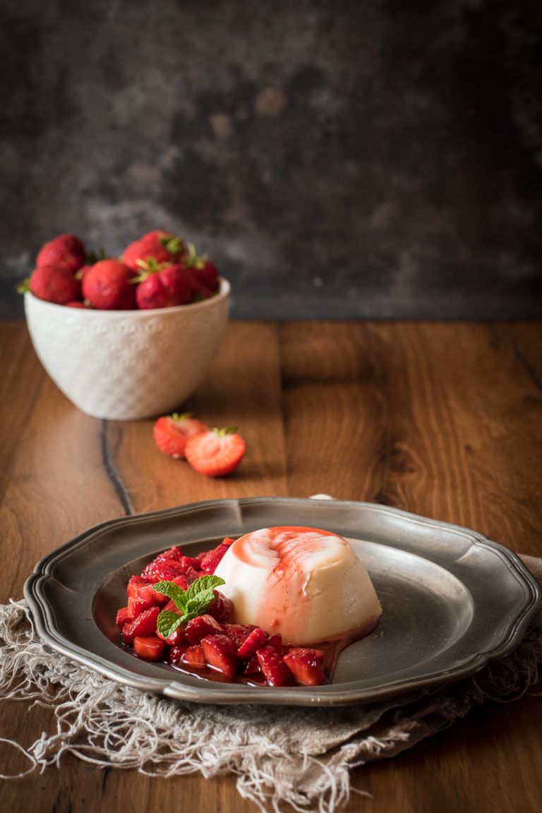 Klassische Panna Cotta mit Erdbeeren - Kleines Kulinarium