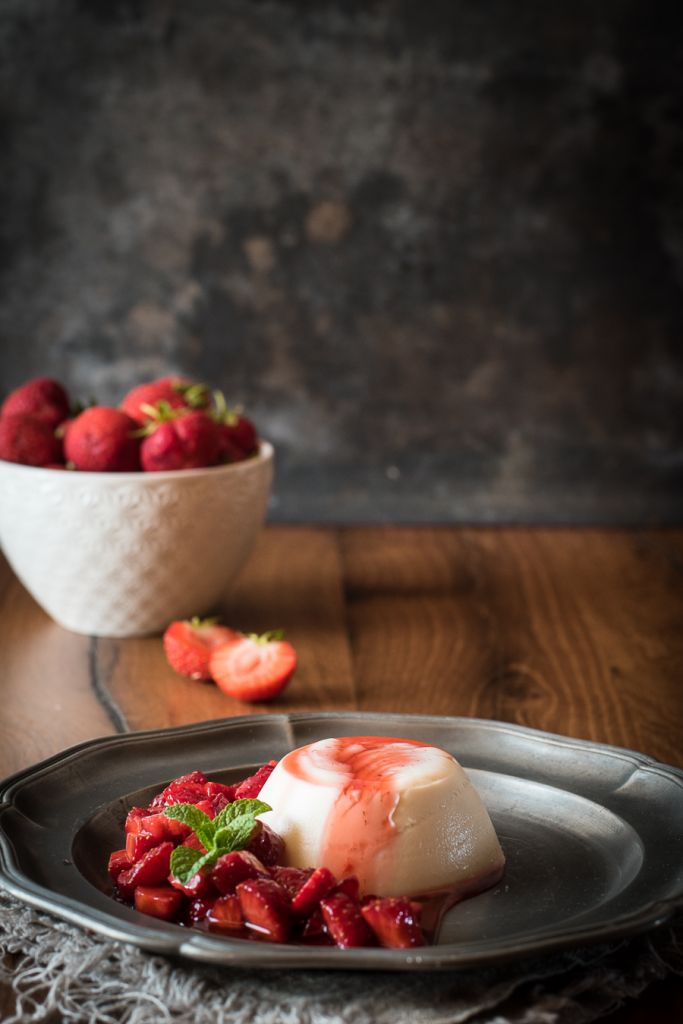 Klassische Panna Cotta mit Erdbeeren - Kleines Kulinarium