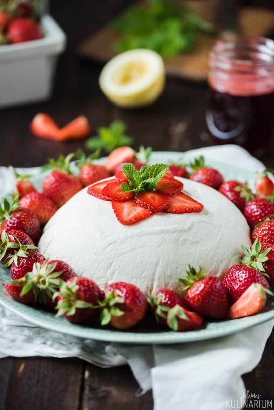 Joghurtbombe mit Erdbeeren und Erdbeersirup - Kleines Kulinarium