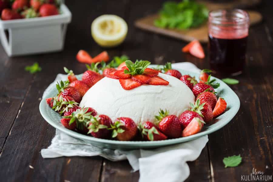 Joghurtbombe mit Erdbeeren und Erdbeersirup - Kleines Kulinarium