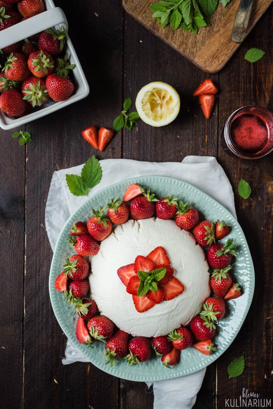 Joghurtbombe mit Erdbeeren und Erdbeersirup - Kleines Kulinarium