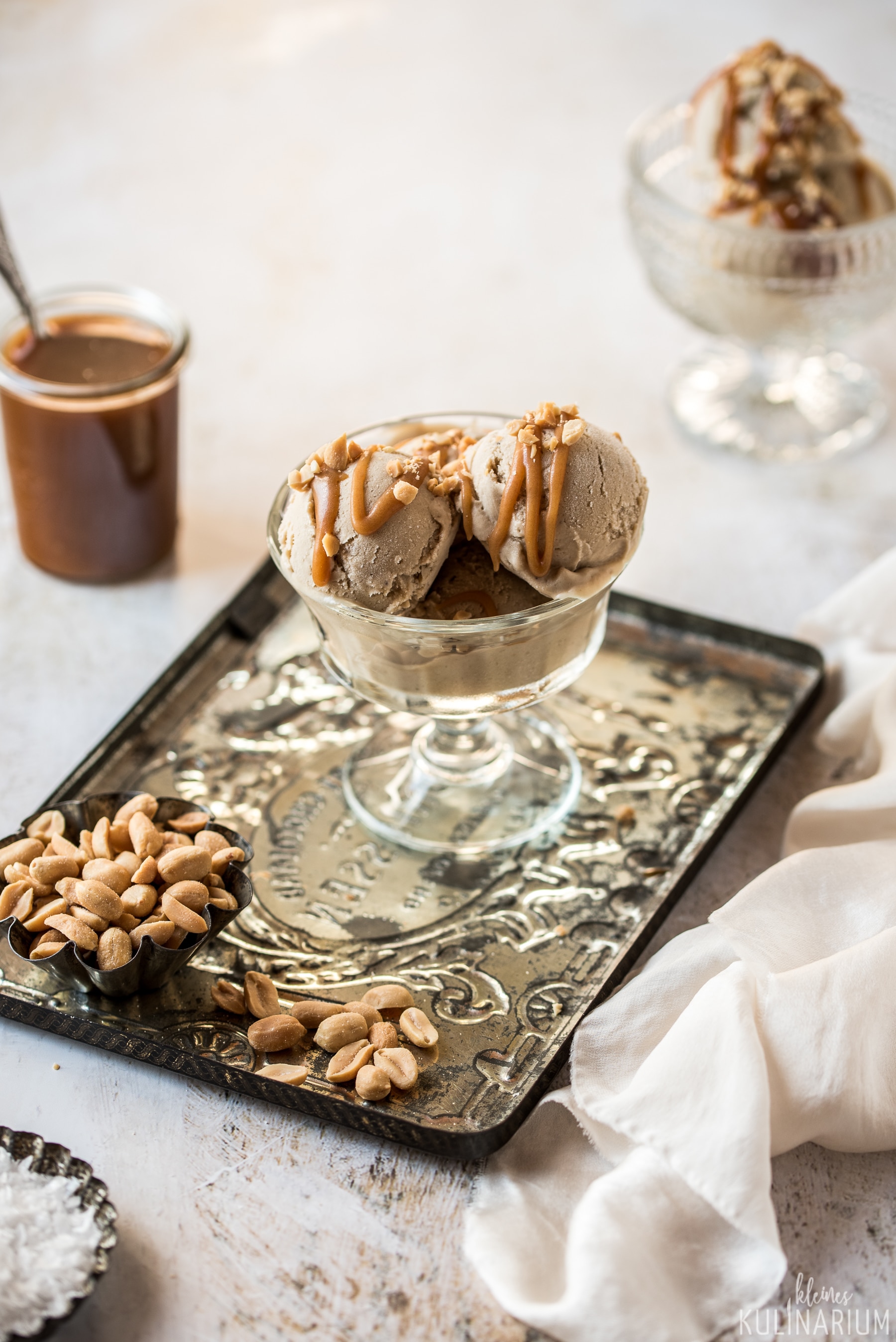 Bananen-Erdnuss-Nicecream mit Karamellsauce - Kleines Kulinarium