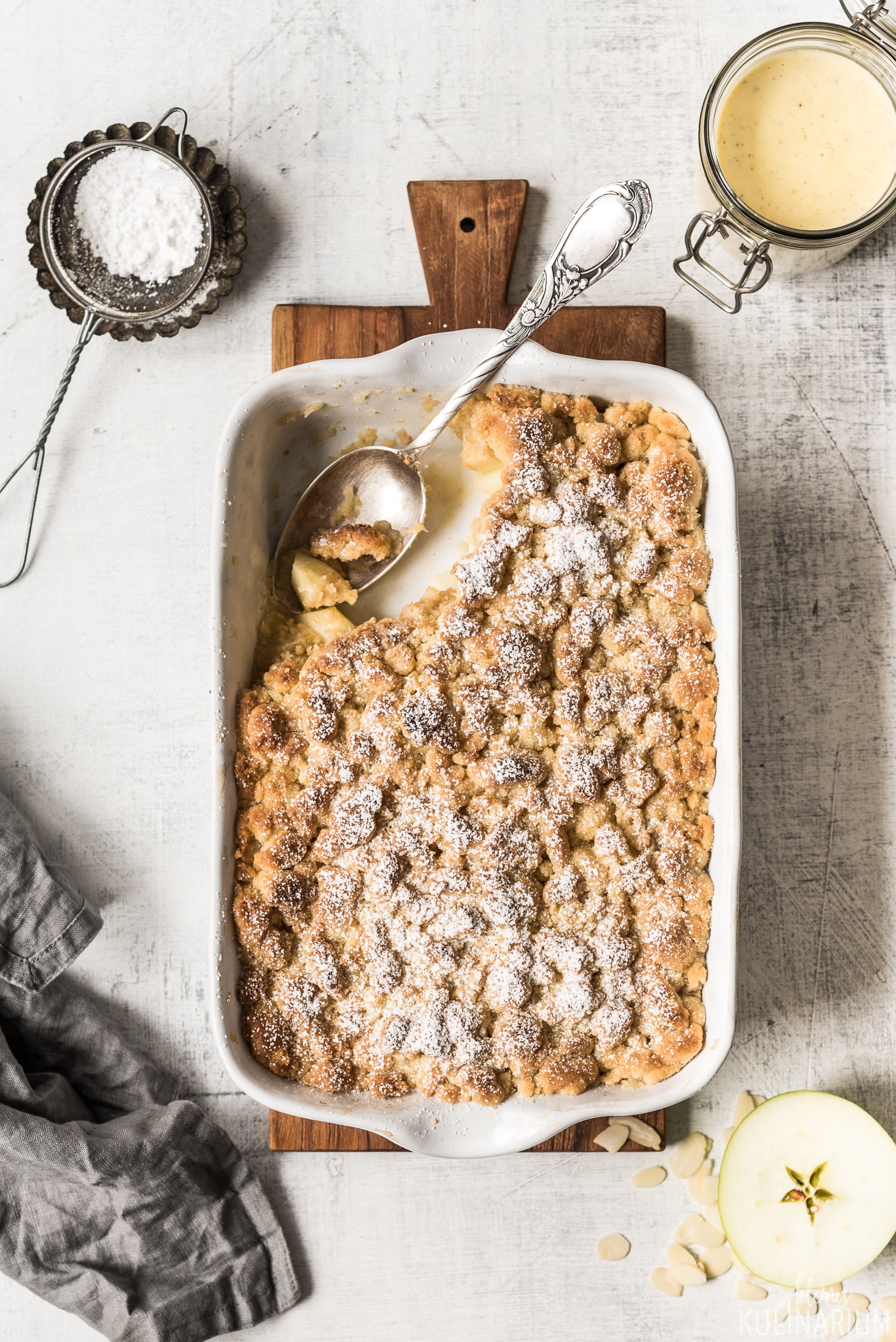 Apple Crumble mit Zimtstreuseln und Vanillesauce - Kleines Kulinarium