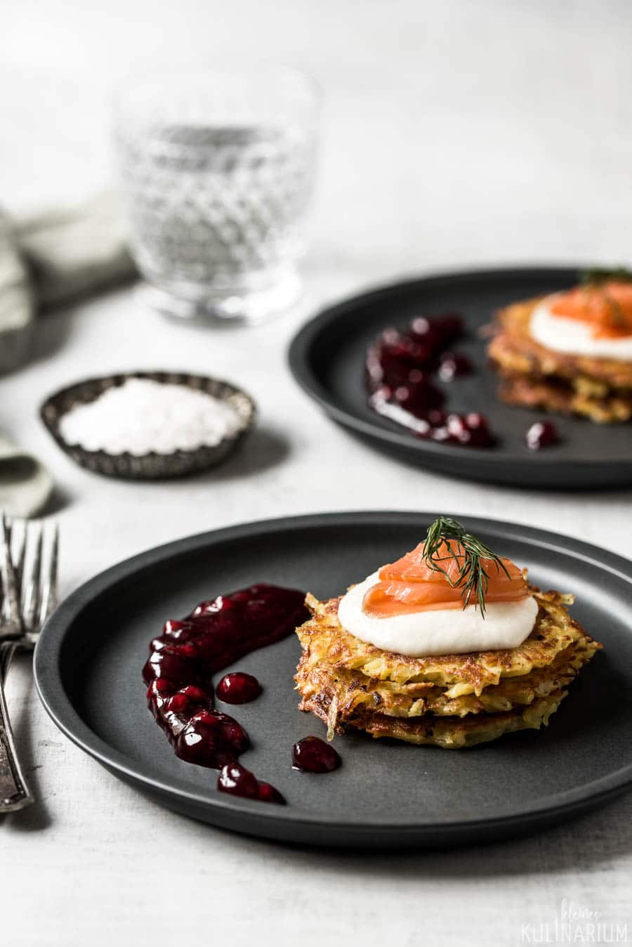 Kartoffelpuffer mit Räucherlachs und Preiselbeeren - Kleines Kulinarium