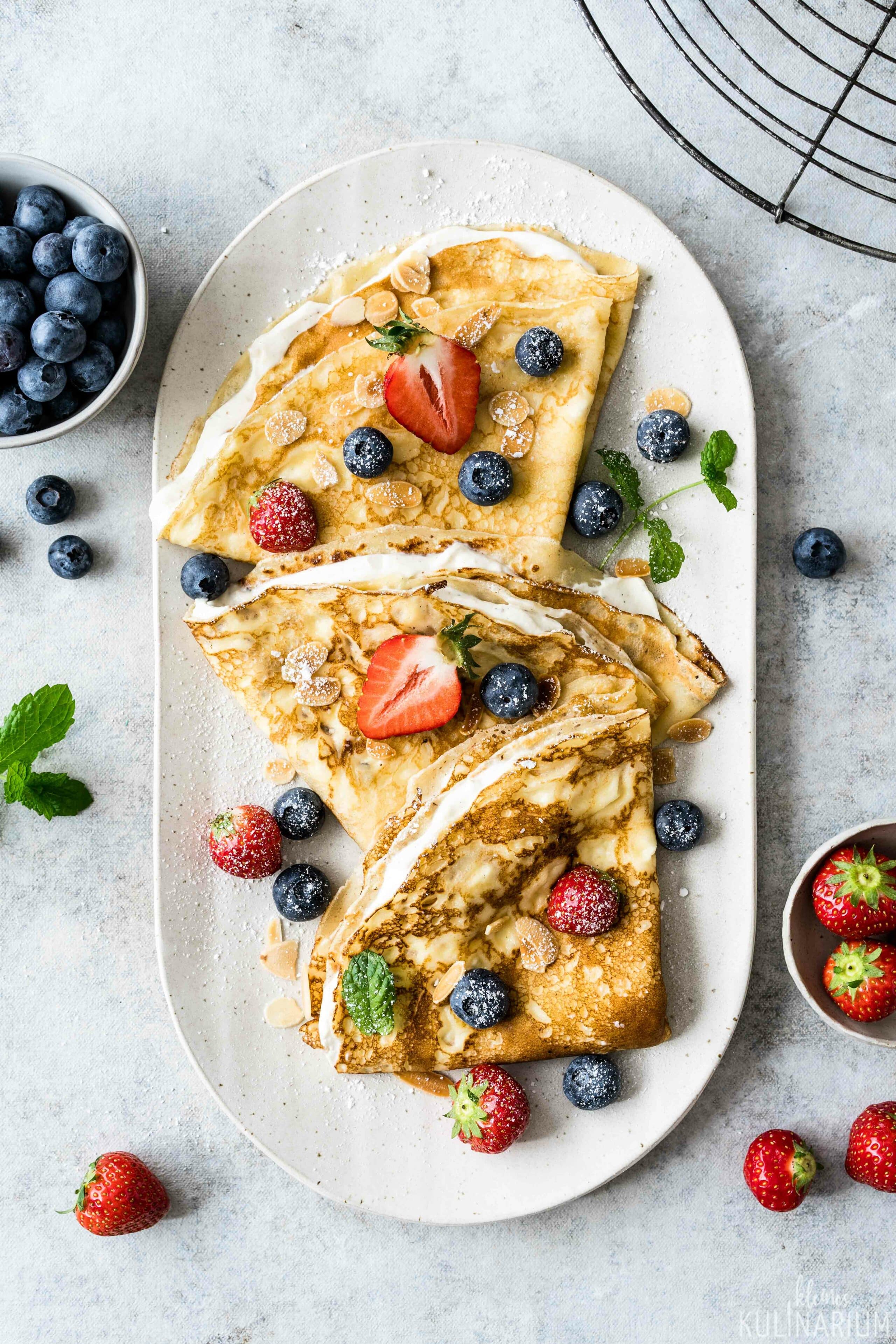 Gefüllte Crêpes mit Quarkcreme und Beeren - Kleines Kulinarium