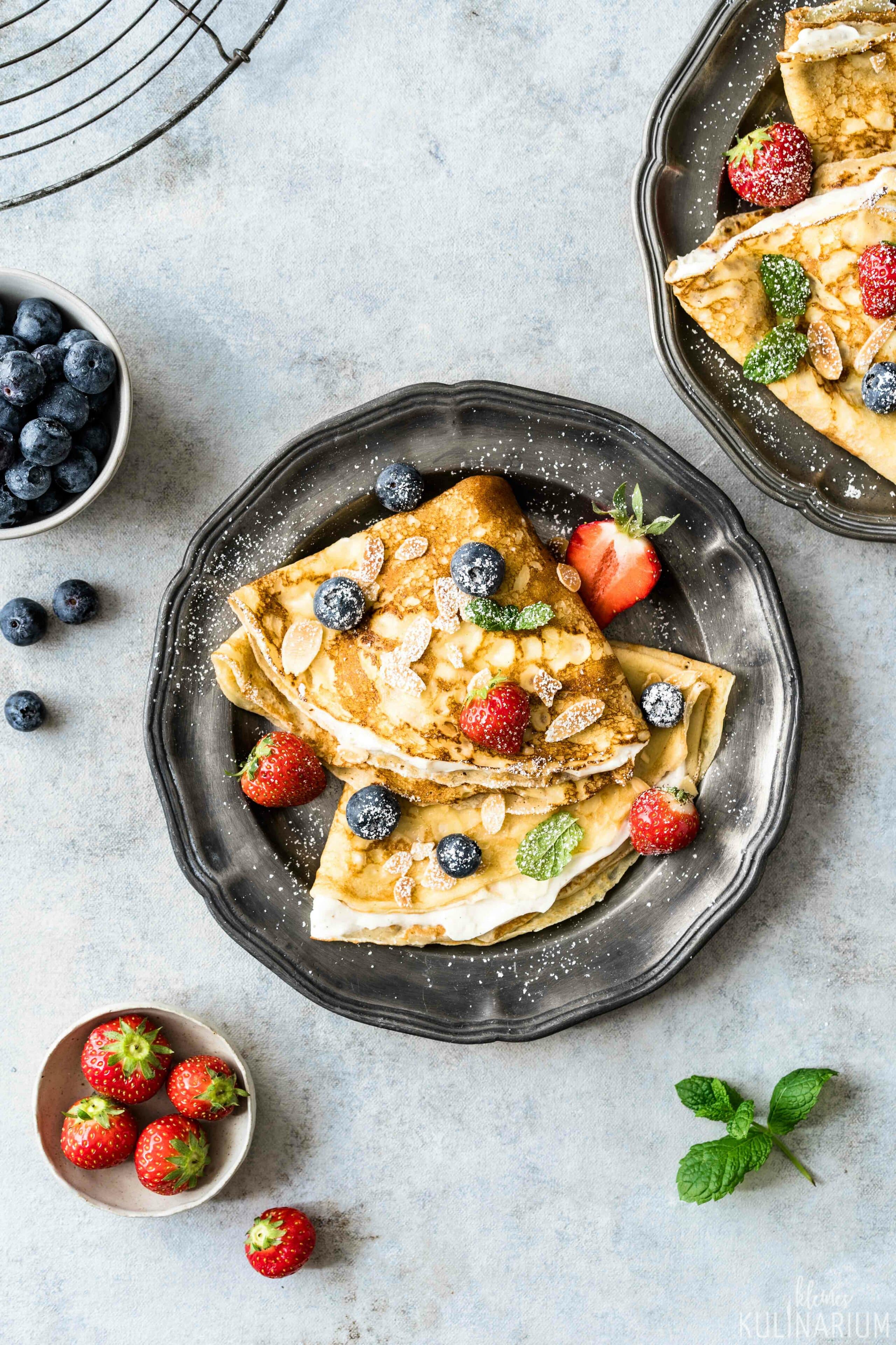 Gefüllte Crêpes mit Quarkcreme und Beeren - Kleines Kulinarium