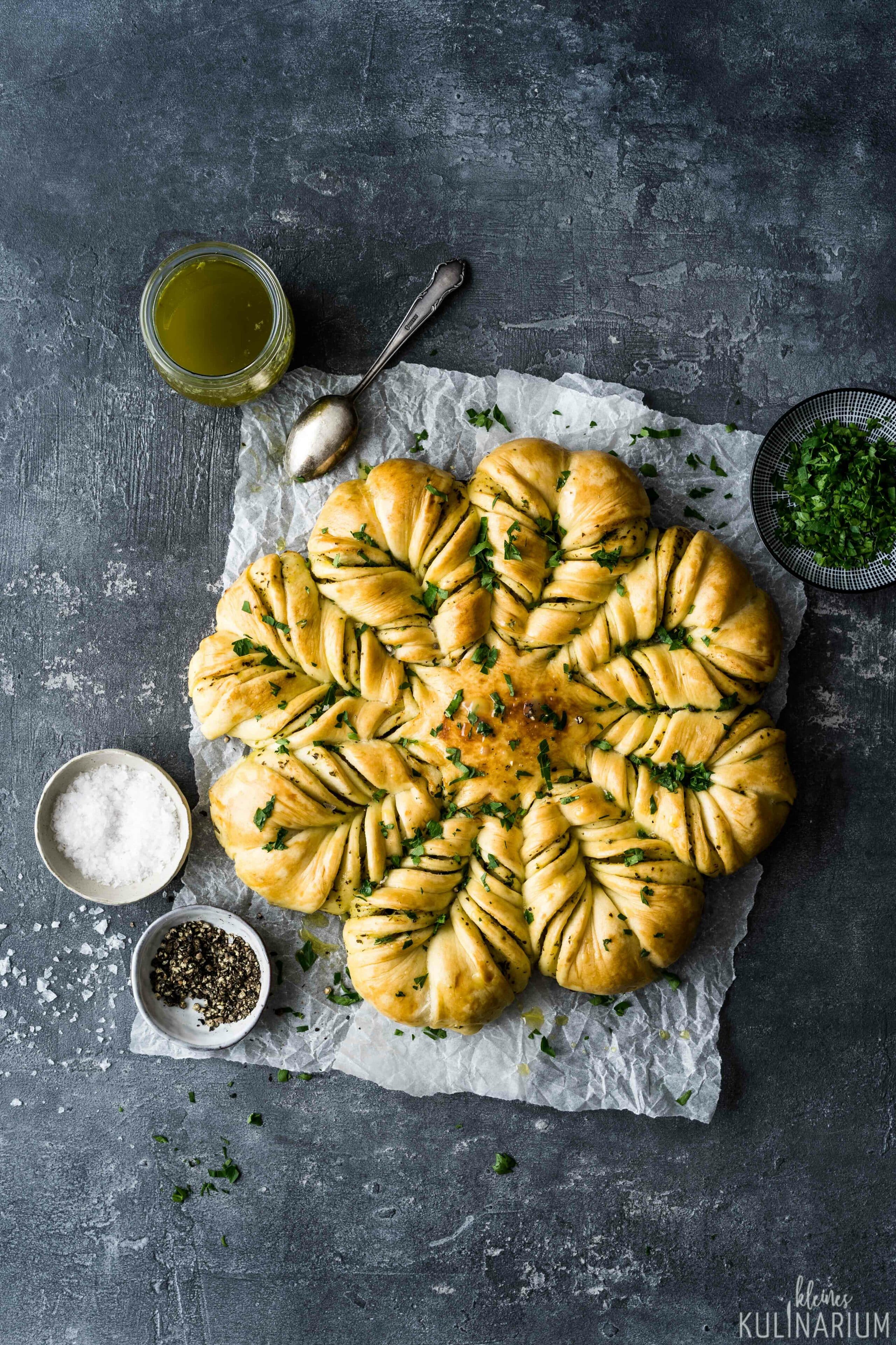 Brotblume mit Kräuterbutter - Kleines Kulinarium