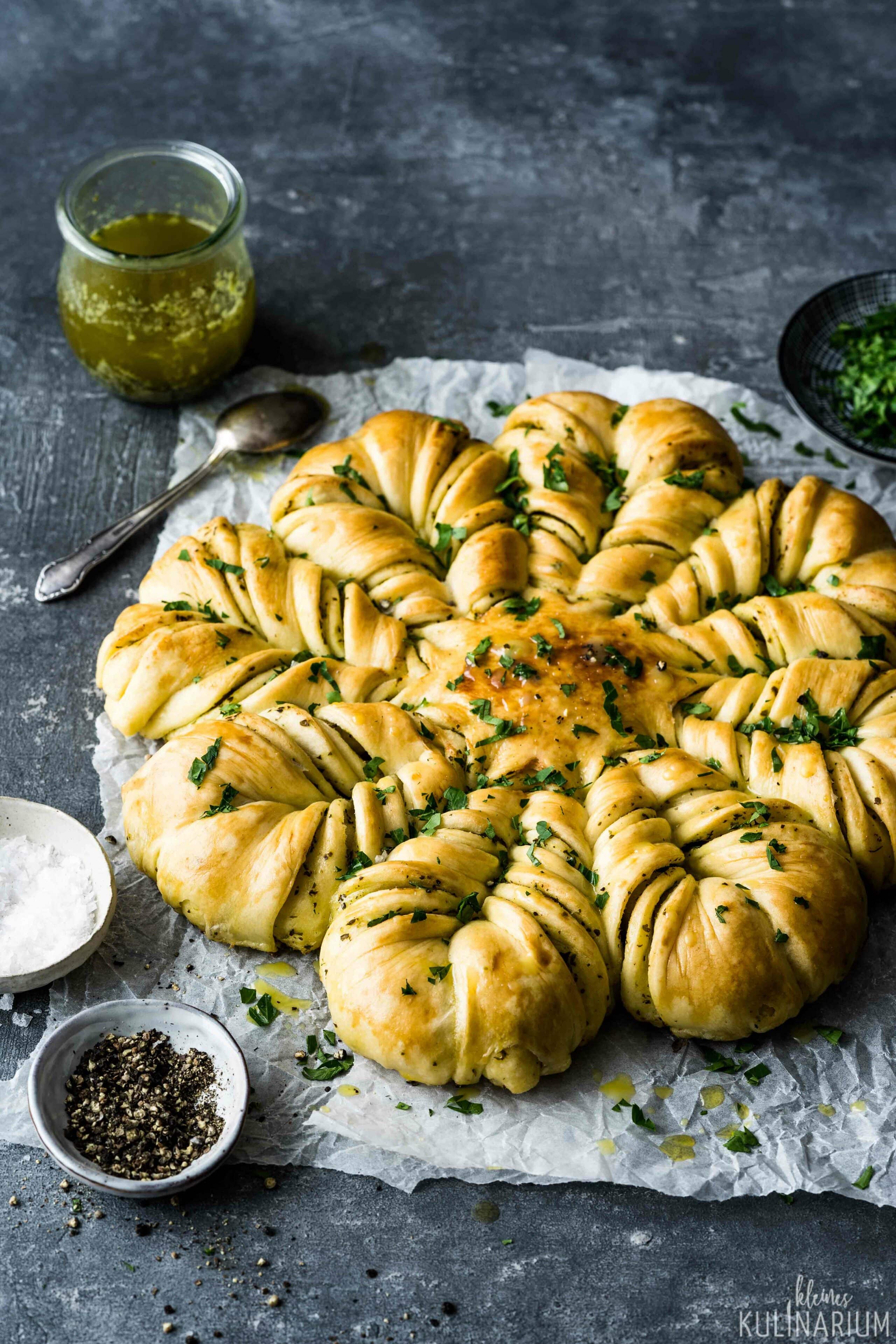 Brotblume mit Kräuterbutter - Kleines Kulinarium