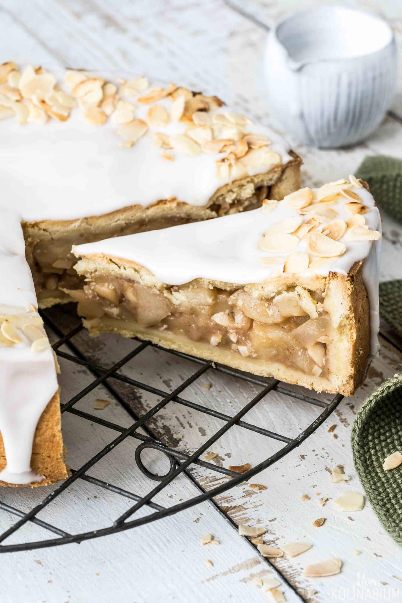 Gedeckter Apfelkuchen mit Zuckerguss - Kleines Kulinarium