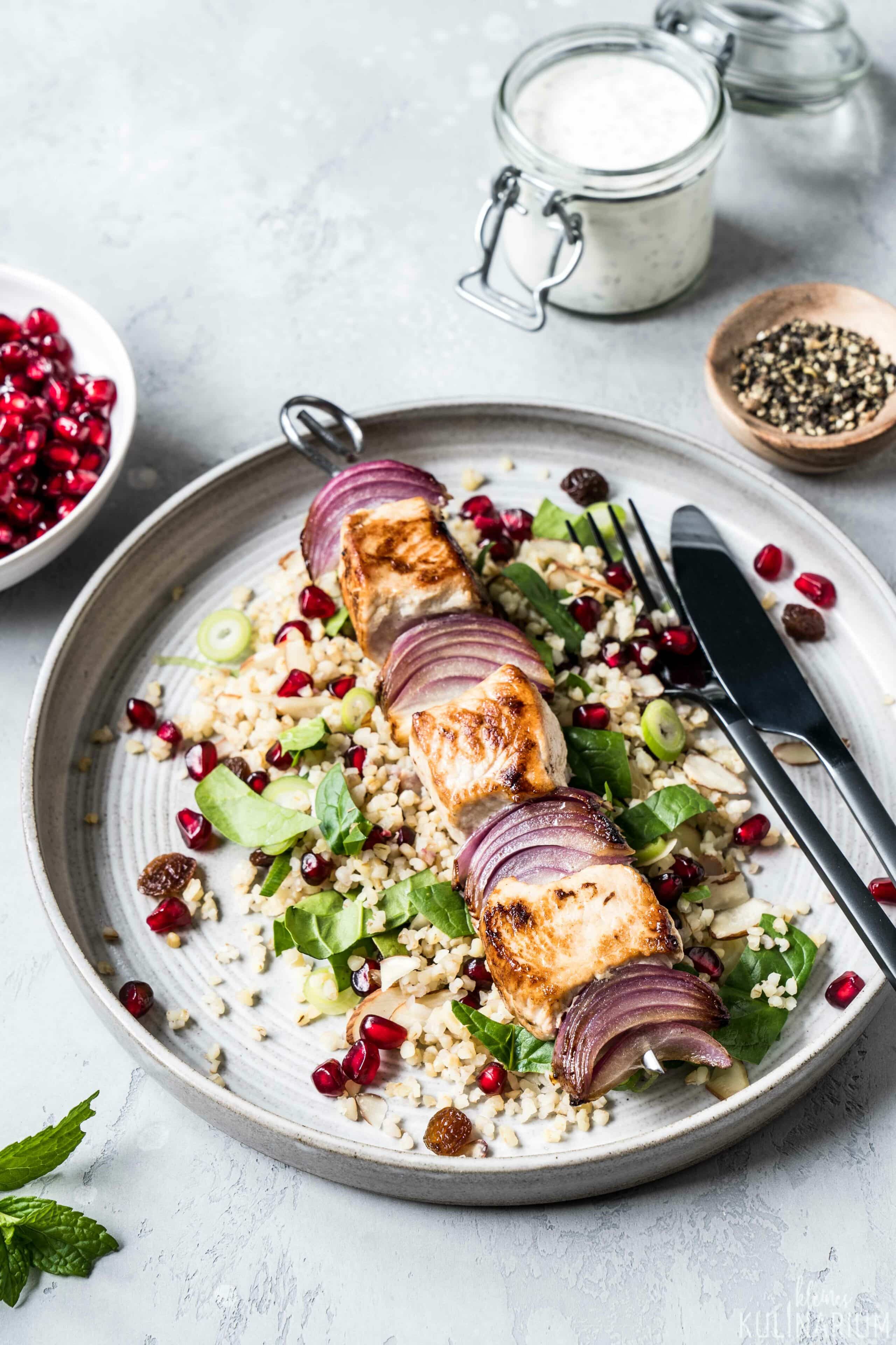 Putenspieße mit Bulgursalat und Minz-Joghurt - Kleines Kulinarium