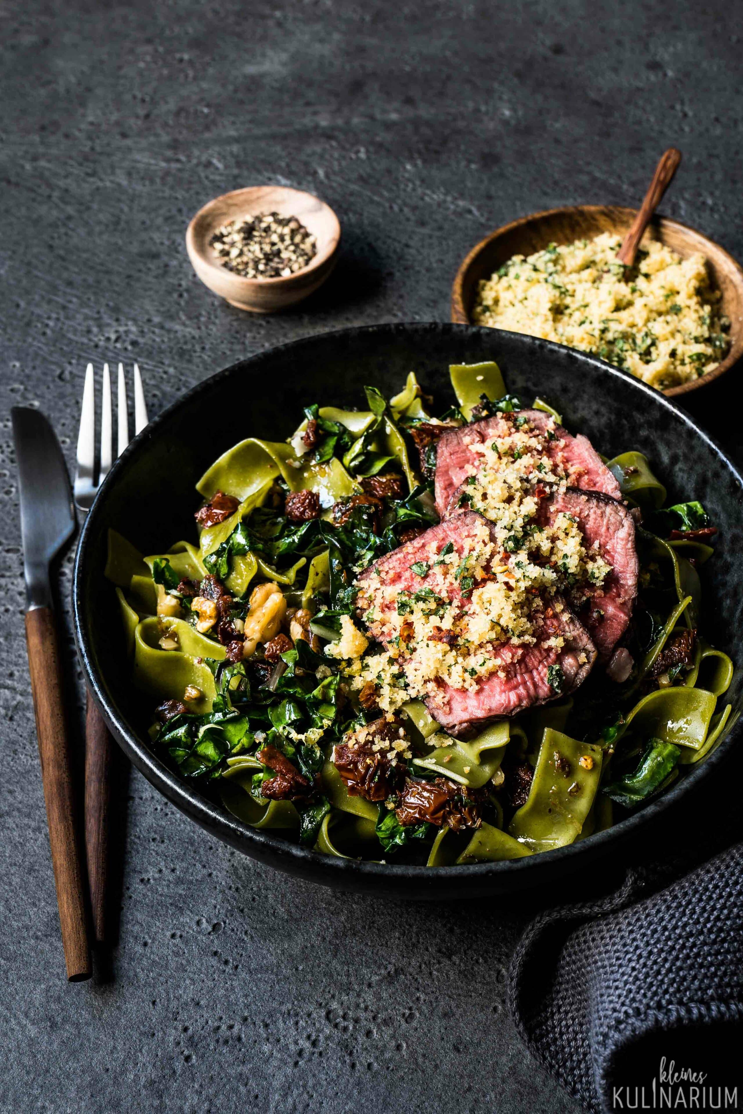 Spinat Bandnudeln mit Tomaten-Gremolata und Rinderfilet - Kleines ...