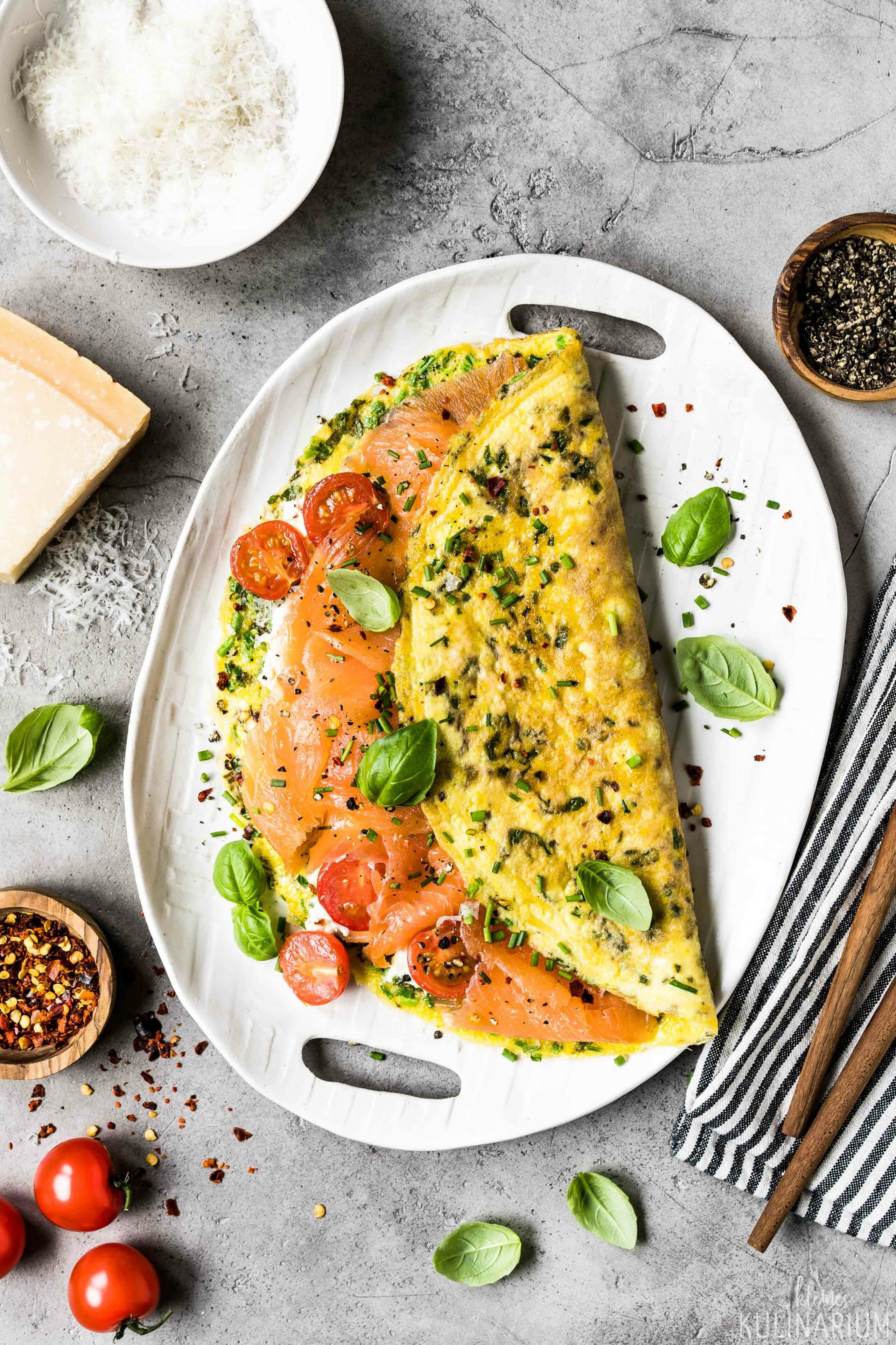 Käse-Kräuter-Omelette mit Rauch-Lachs - Kleines Kulinarium