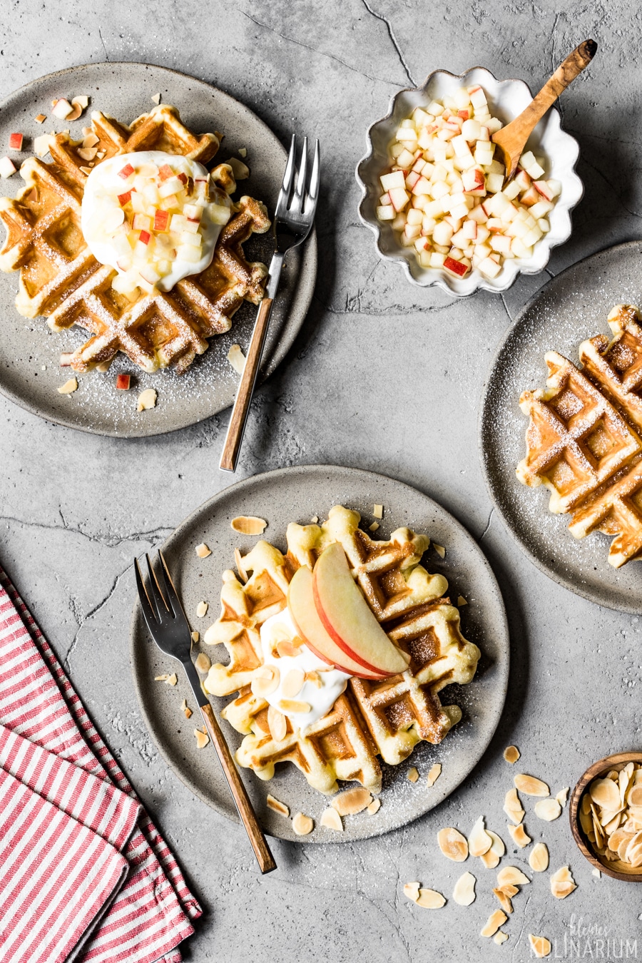 Apfelwaffeln mit süß-saurer Apfelsalsa und Joghurt - Kleines Kulinarium