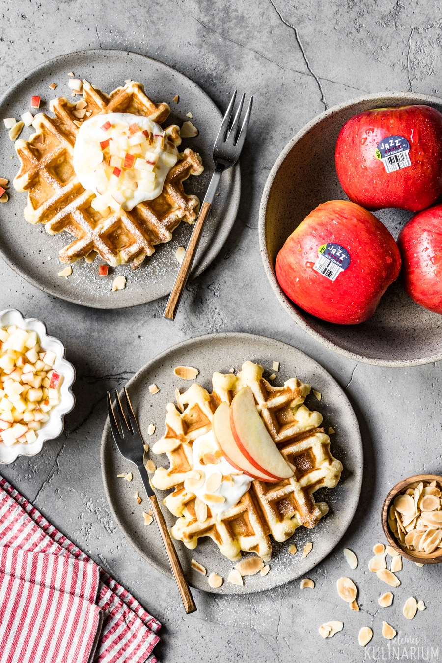 Apfelwaffeln mit süß-saurer Apfelsalsa und Joghurt - Kleines Kulinarium