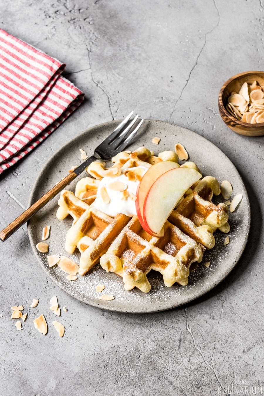 Apfelwaffeln mit süß-saurer Apfelsalsa und Joghurt - Kleines Kulinarium