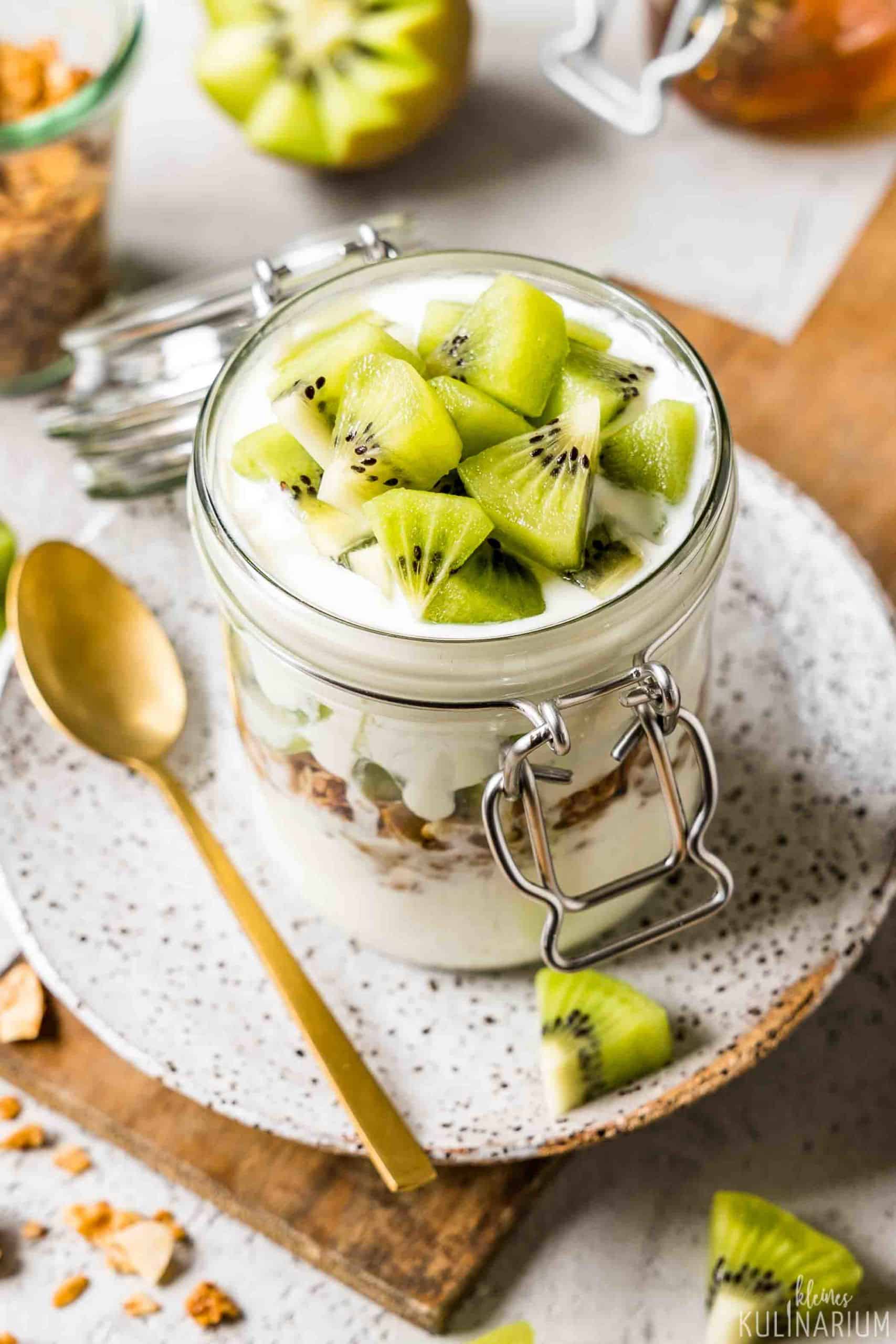 Kiwi-Joghurt-Frühstück mit schnellem Mandelgranola - Kleines Kulinarium