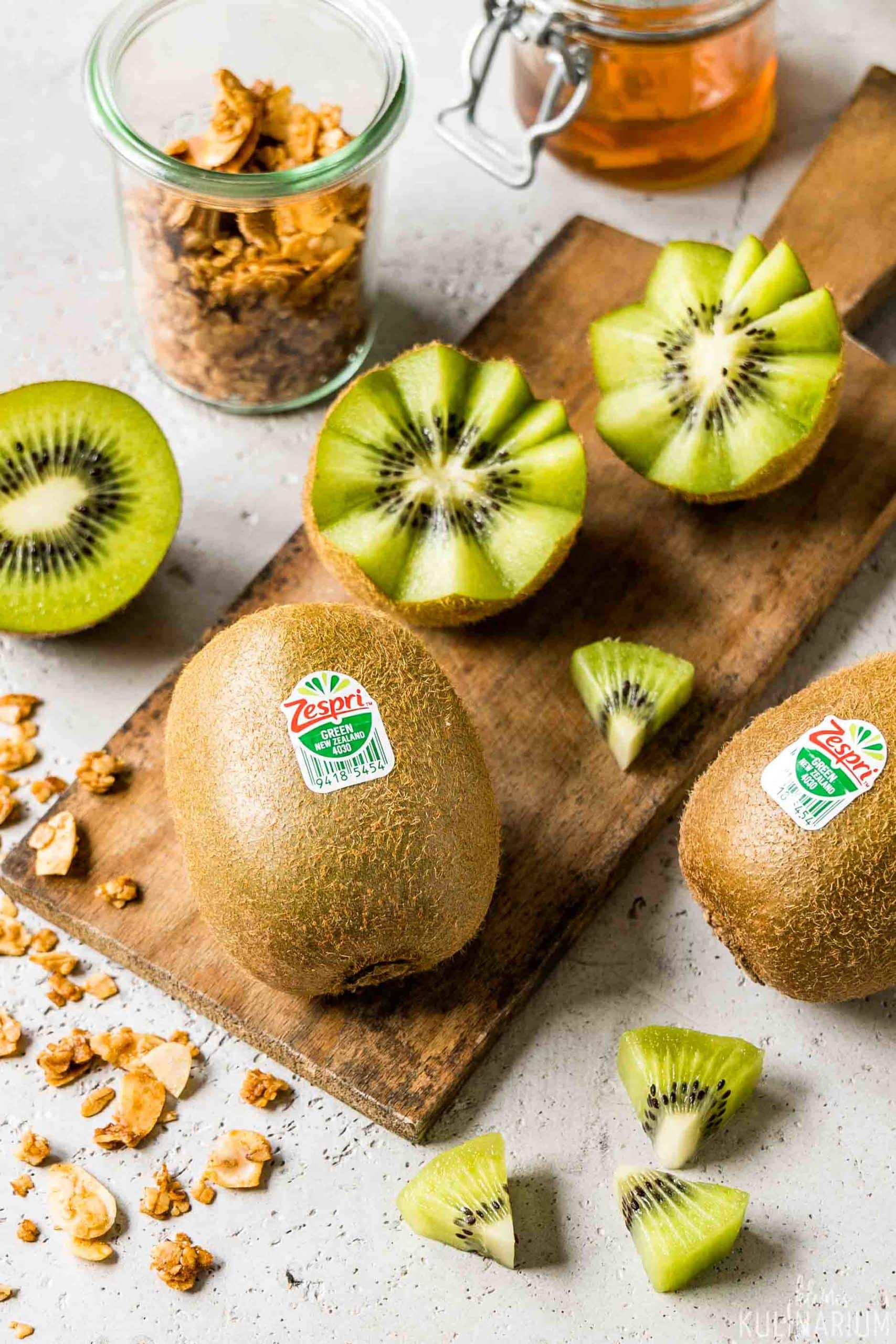 Kiwi-Joghurt-Frühstück mit schnellem Mandelgranola - Kleines Kulinarium