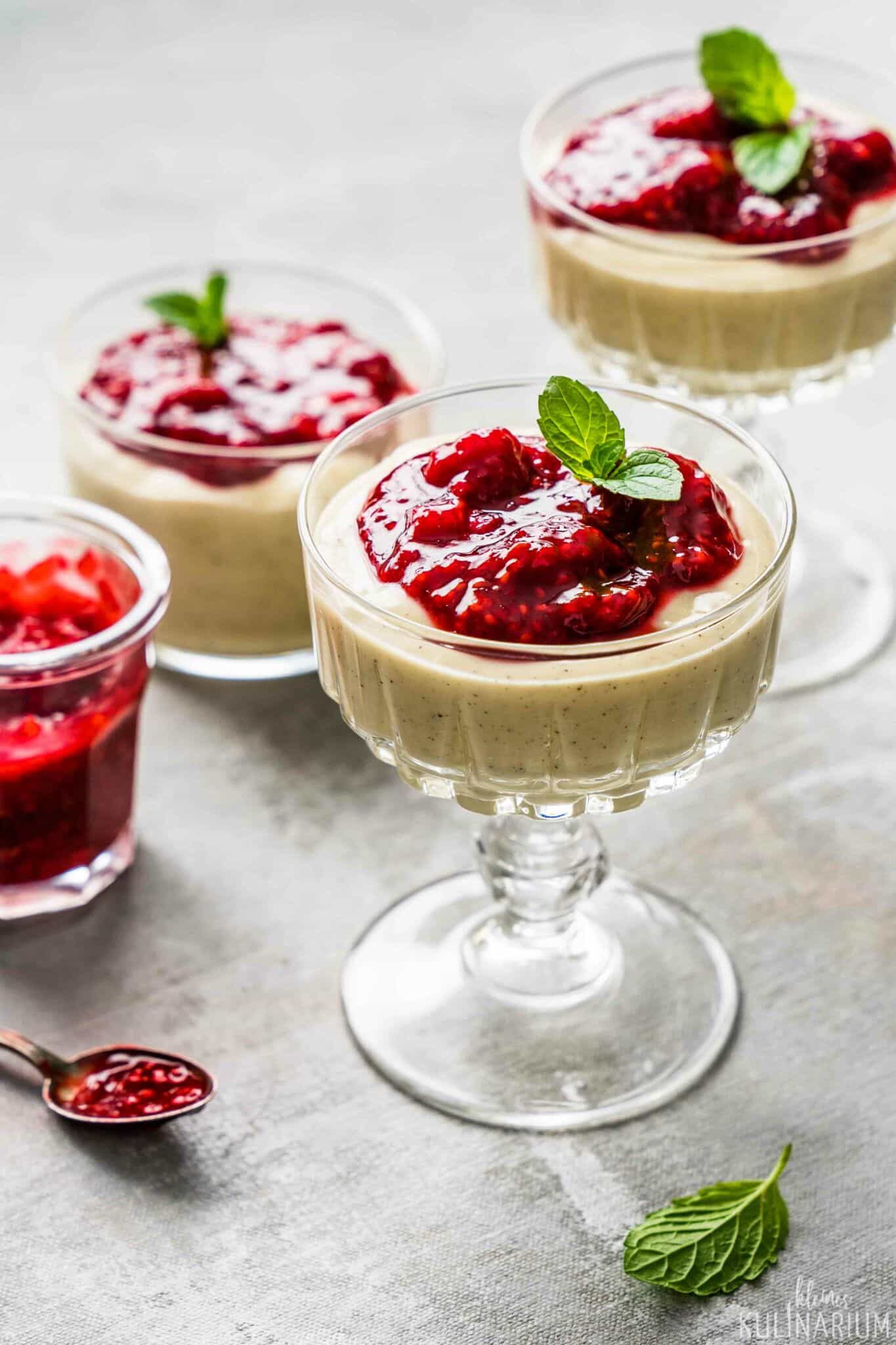 Klassischer Vanillepudding mit Himbeerkompott - Kleines Kulinarium