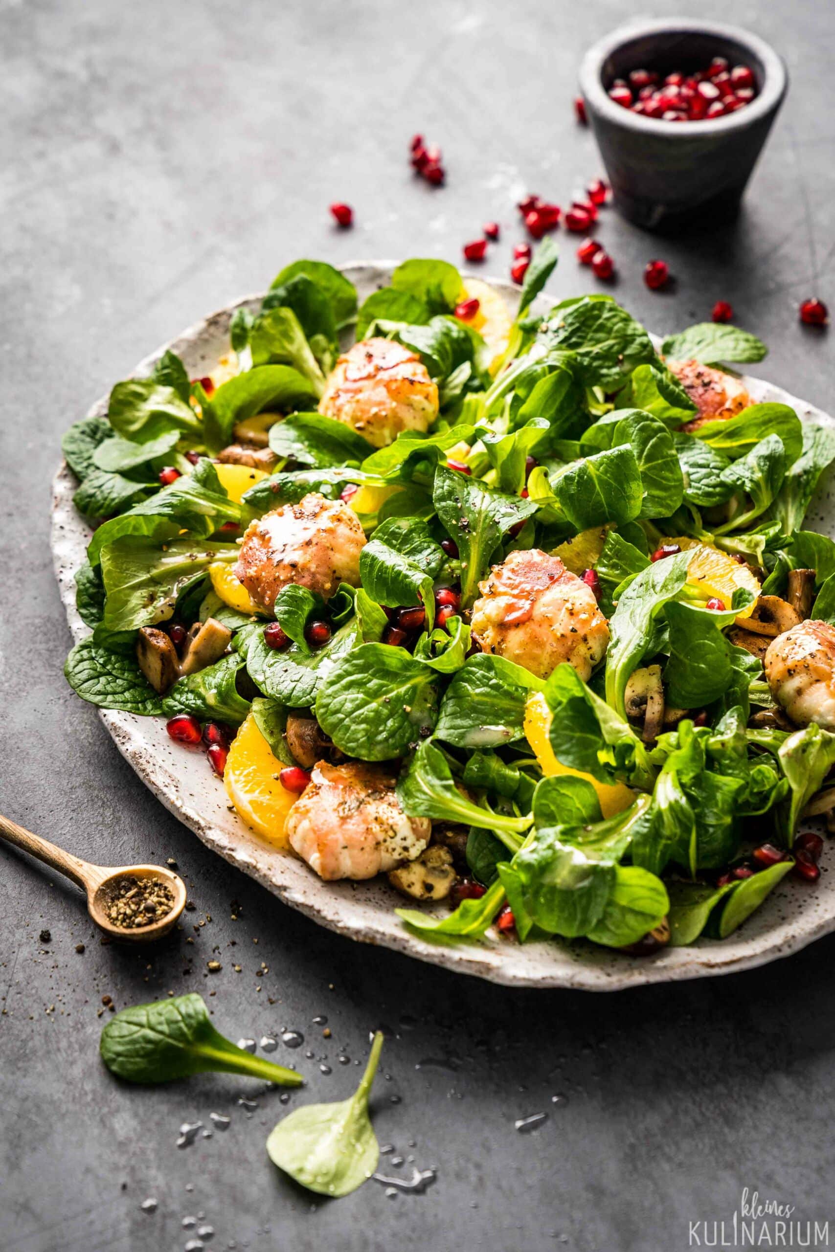 Feldsalat mit Ziegenkäse im Speckmantel - Kleines Kulinarium