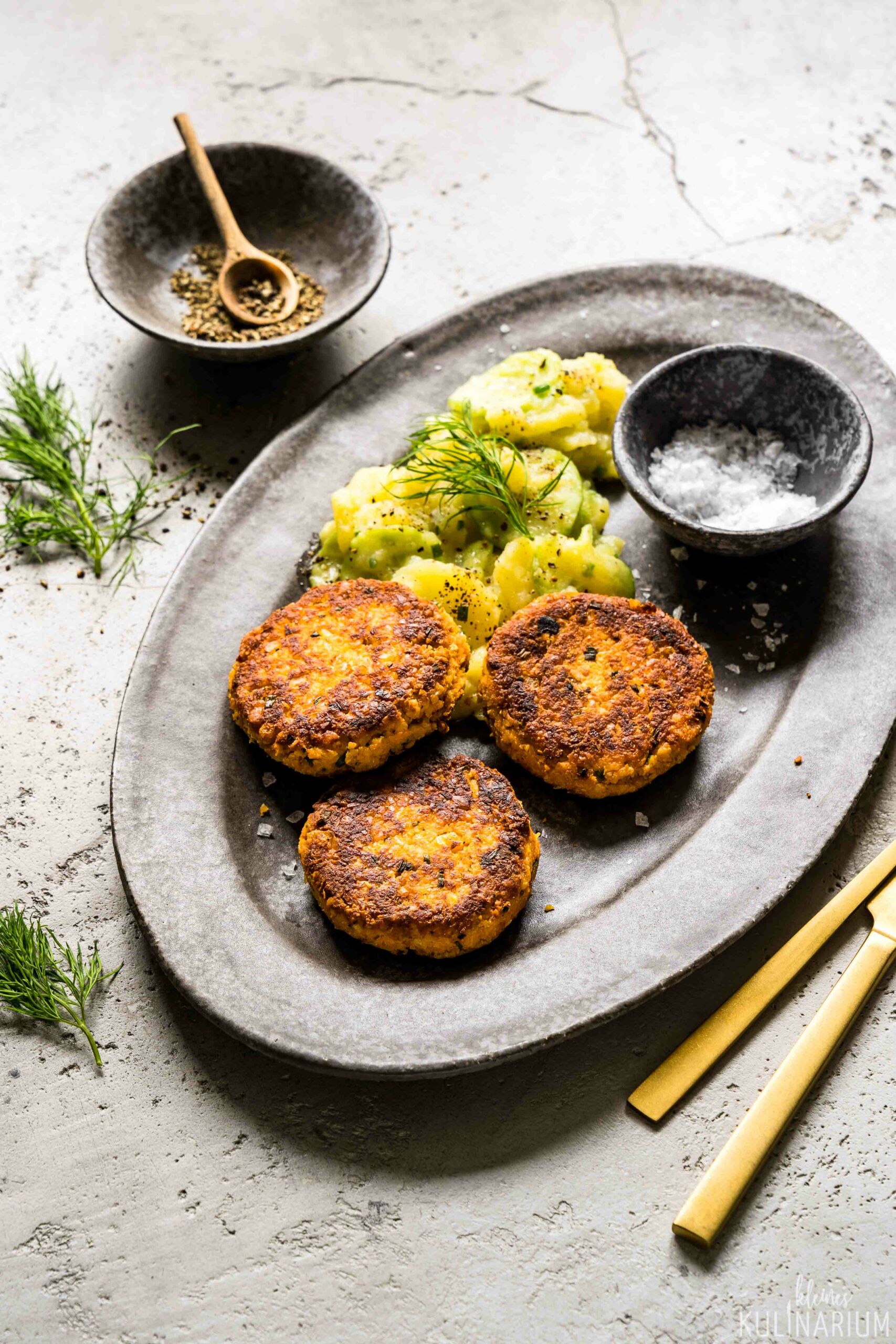 Sojabohnen-Frikadellen mit Kartoffelsalat - Kleines Kulinarium