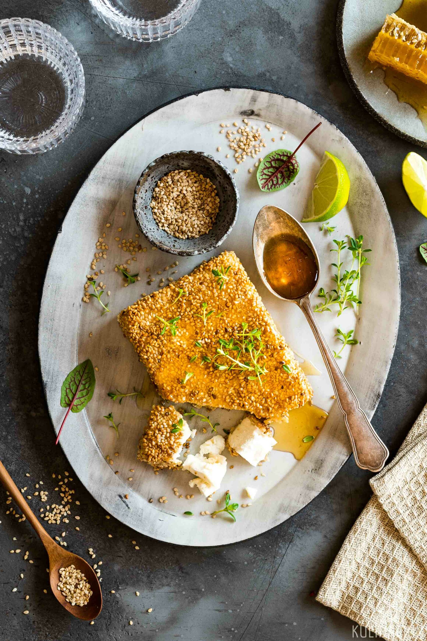 Gebackener Feta mit Sesamkruste - Kleines Kulinarium